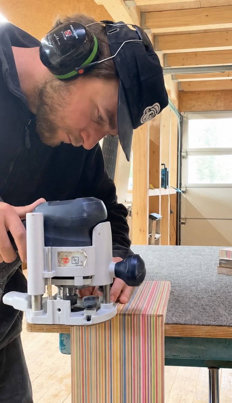 Konstantin Fleig bei der Arbeit an einem Skateboard-Objekt